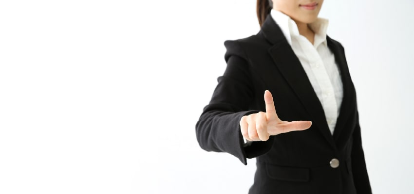 指を差す女性