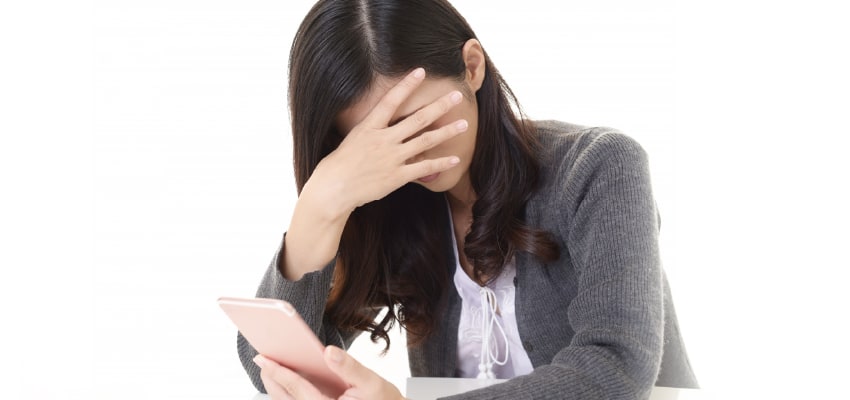 悪徳業者に騙され落ち込む女性