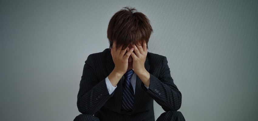 闇金被害に遭い落ち込む男性