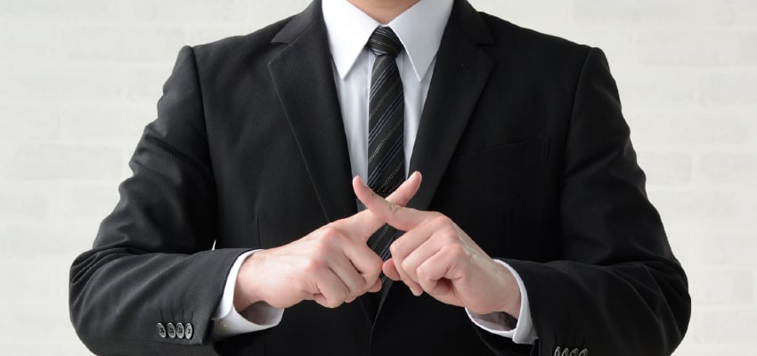 利用するのを避けるように指示する男性