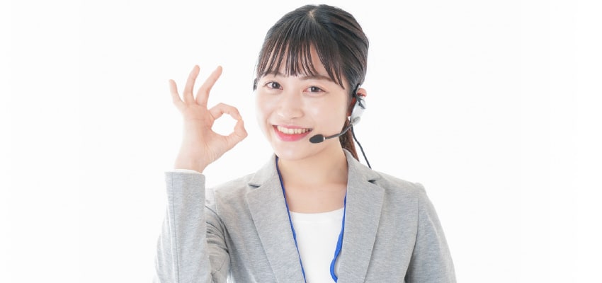 OKサインを出す女性