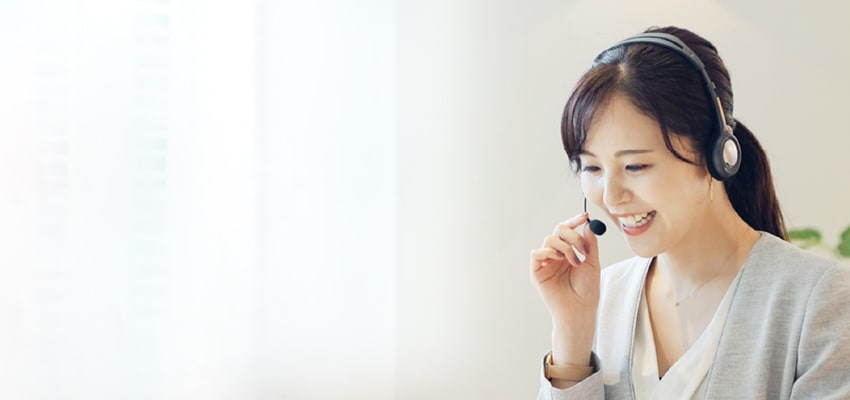 笑顔で電話を受けるコールセンターの女性