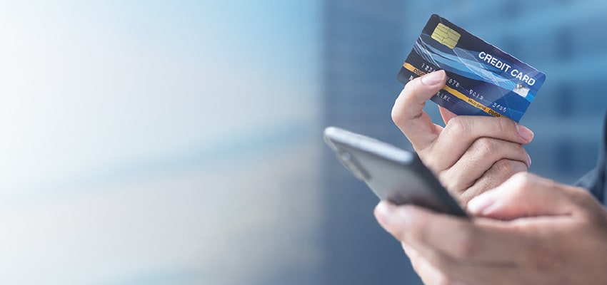 笑顔で電話を受けるコールセンターの女性