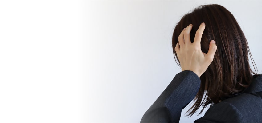 リボ払いに頭を悩ませる女性