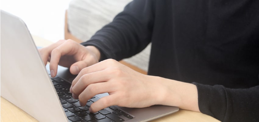 自身の信用情報を確認する男性